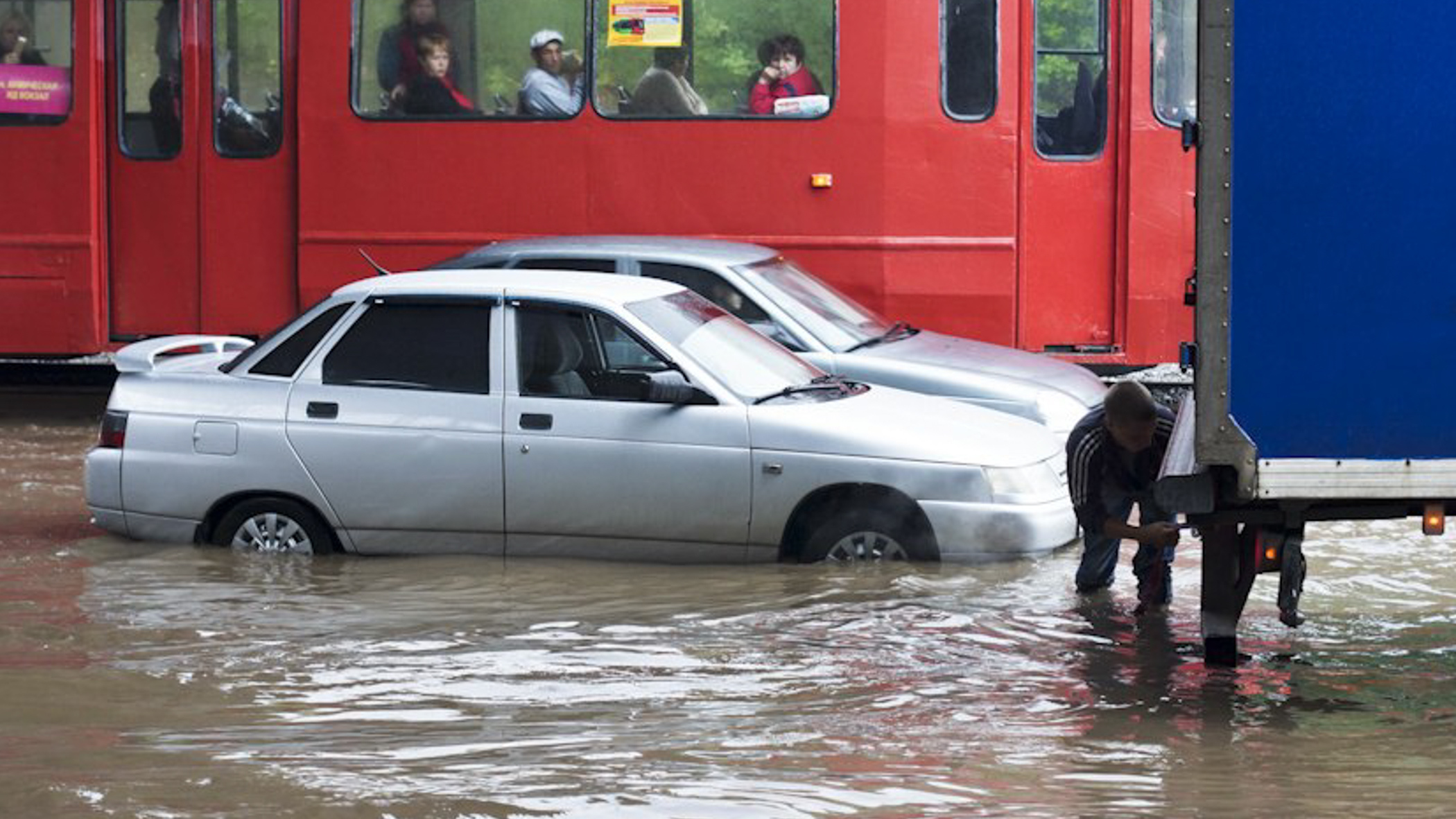 Затопленные после дождя дороги стали головной болью для автомобилистов Челябинска