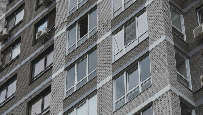 7-летняя девочка выпала из окна четвертого этажа в Магнитогорске