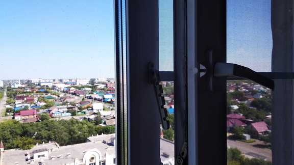 Трехлетний ребенок выпал со второго этажа в Магнитогорске