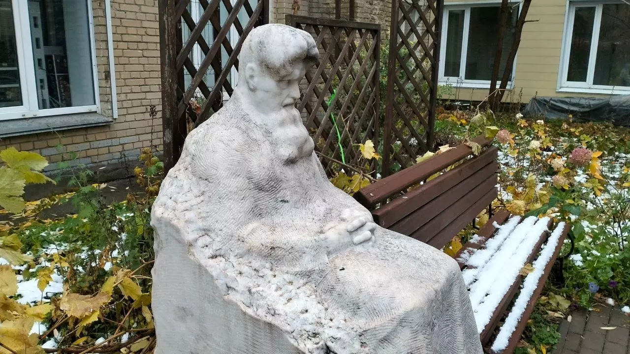 Памятник физику-атомщику Курчатову установлен во внутреннем дворе лицея №31