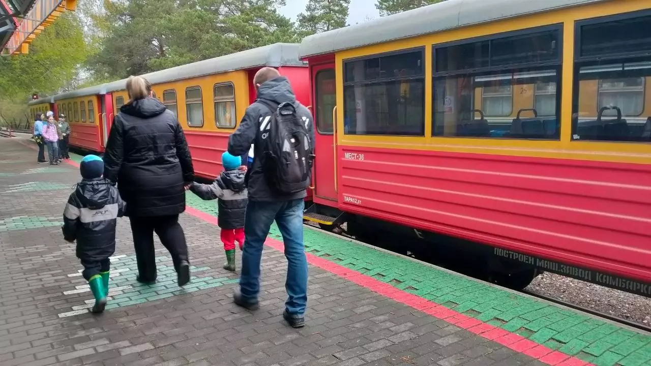 Пассажиры поезда детской железной дороги в Челябинске