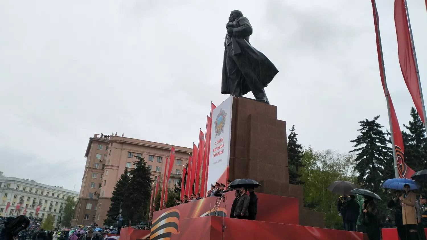 Бронзовый Ленин наблюдает за челябинским парадом