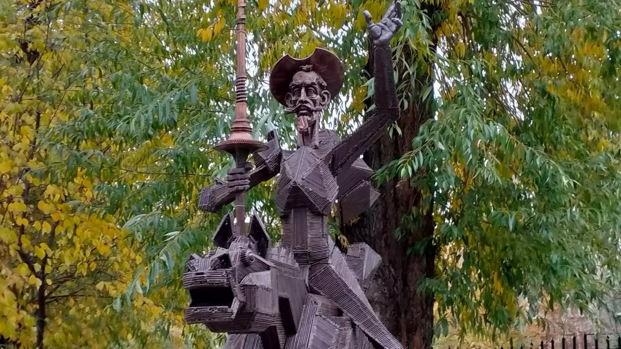Памятник Дон Кихоту на территории лицея №31