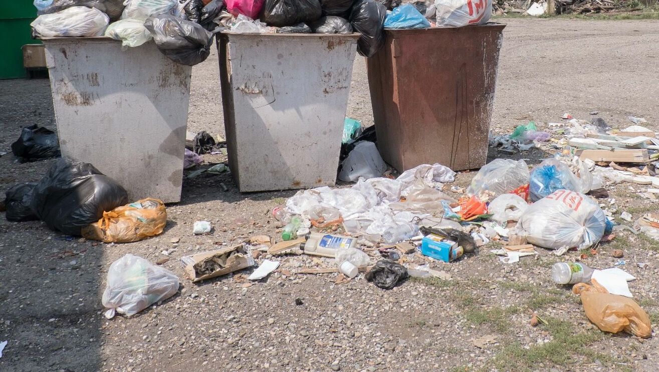 Почти месяц лежит мусор после субботника в микрорайоне Челябинска