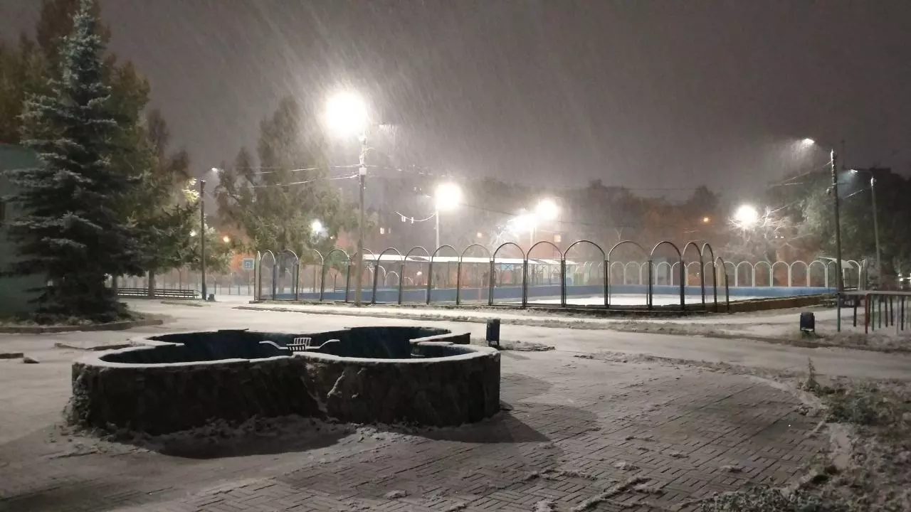 Спортплощадка возле школы №15 в Челябинске в снегу