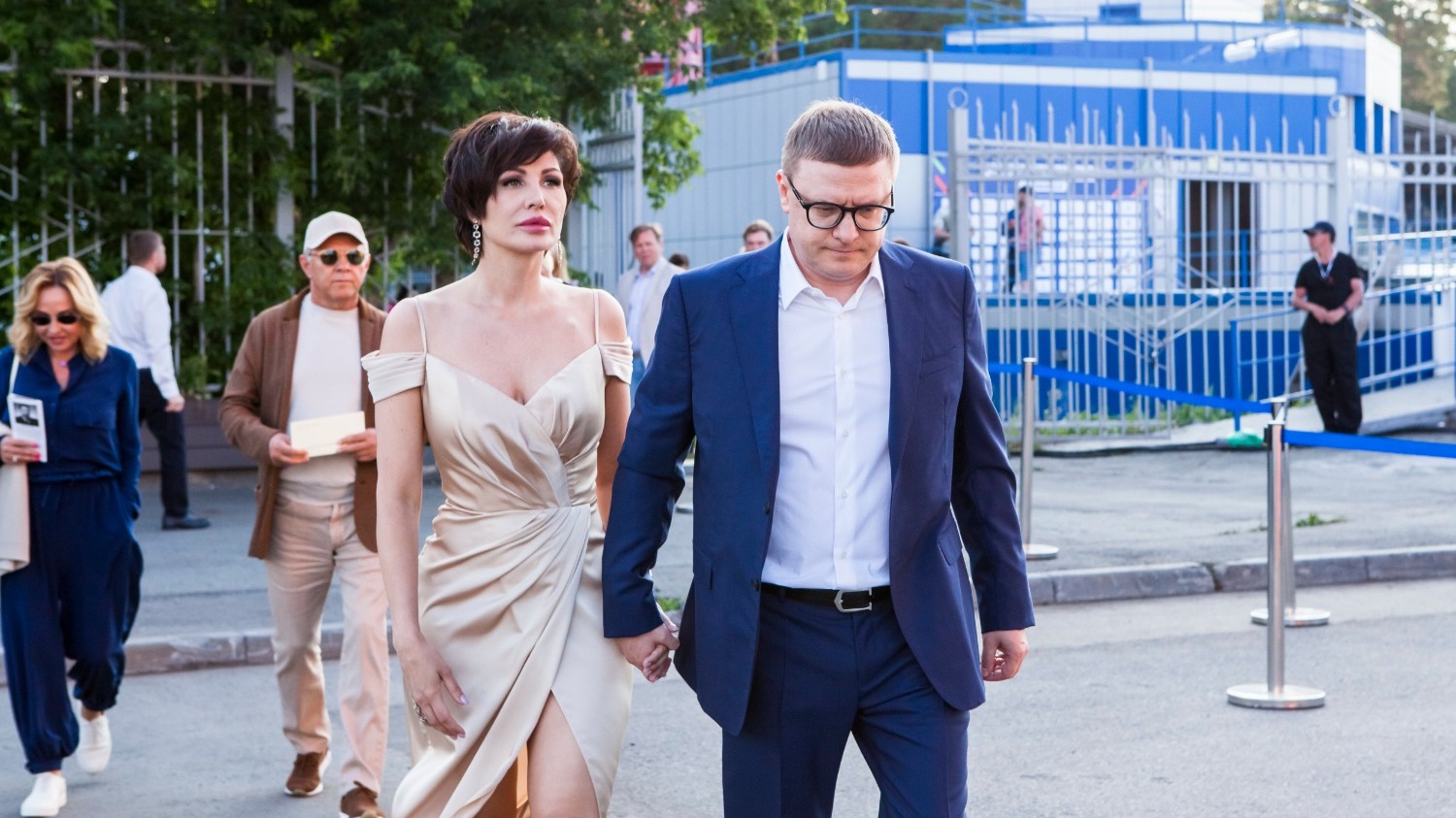 Губернатор Алексей Текслер с супругой Ириной идут на концерт оперной певицы Аиды Гарифуллиной