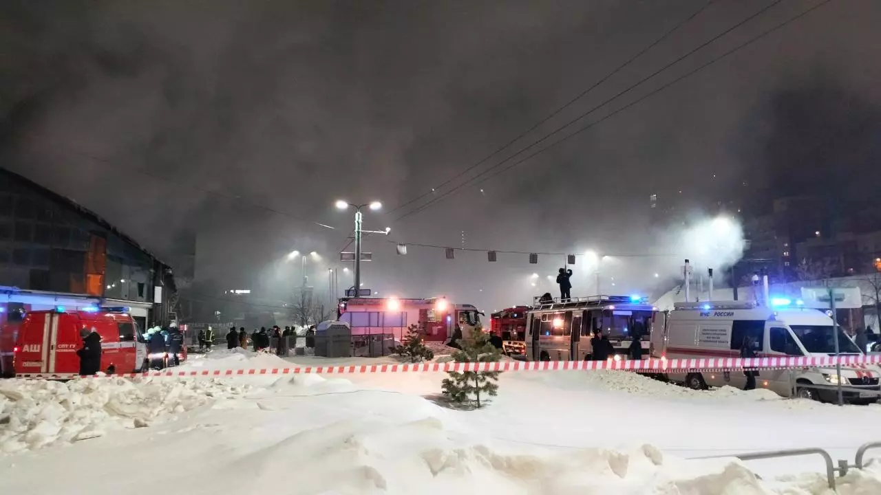 Жители Челябинска задумались о причинах крупного пожара на рынке в центре города