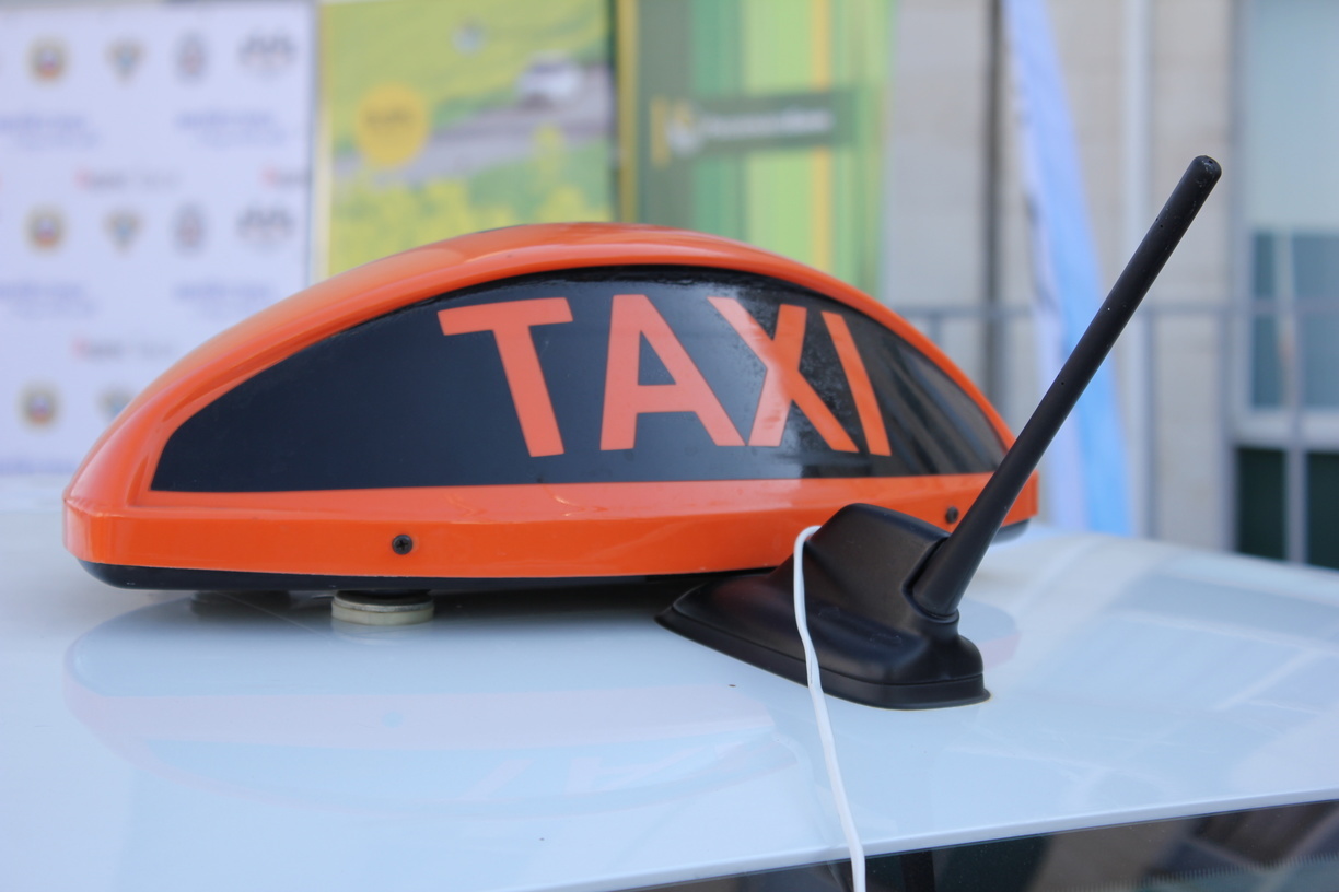 Таксист сбежал из арендованной машины в Челябинске с iPhone пассажирки