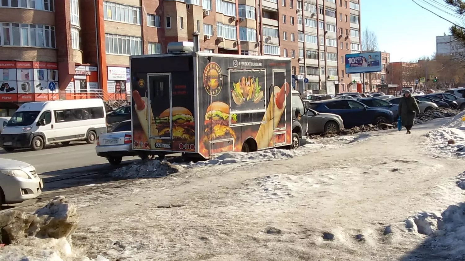 Неудобный для пешеходов тротуар на улице Энтузиастов в Челябинске