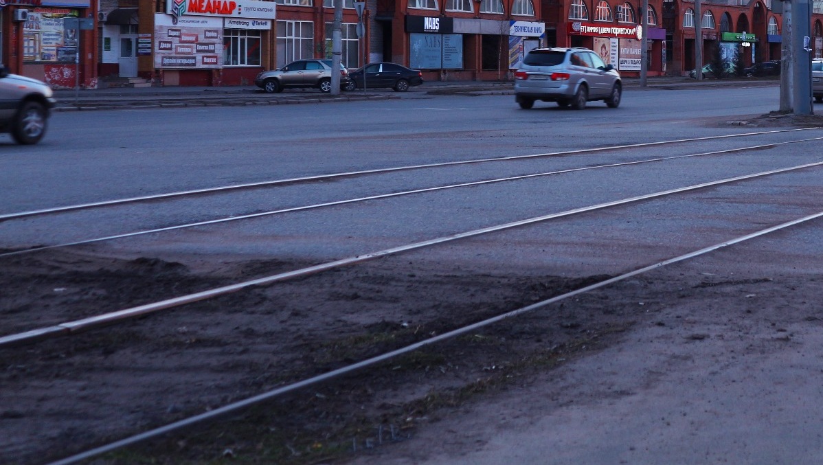 Движение парализовано: трамвай сошел с рельсов и перекрыл дорогу в Челябинске