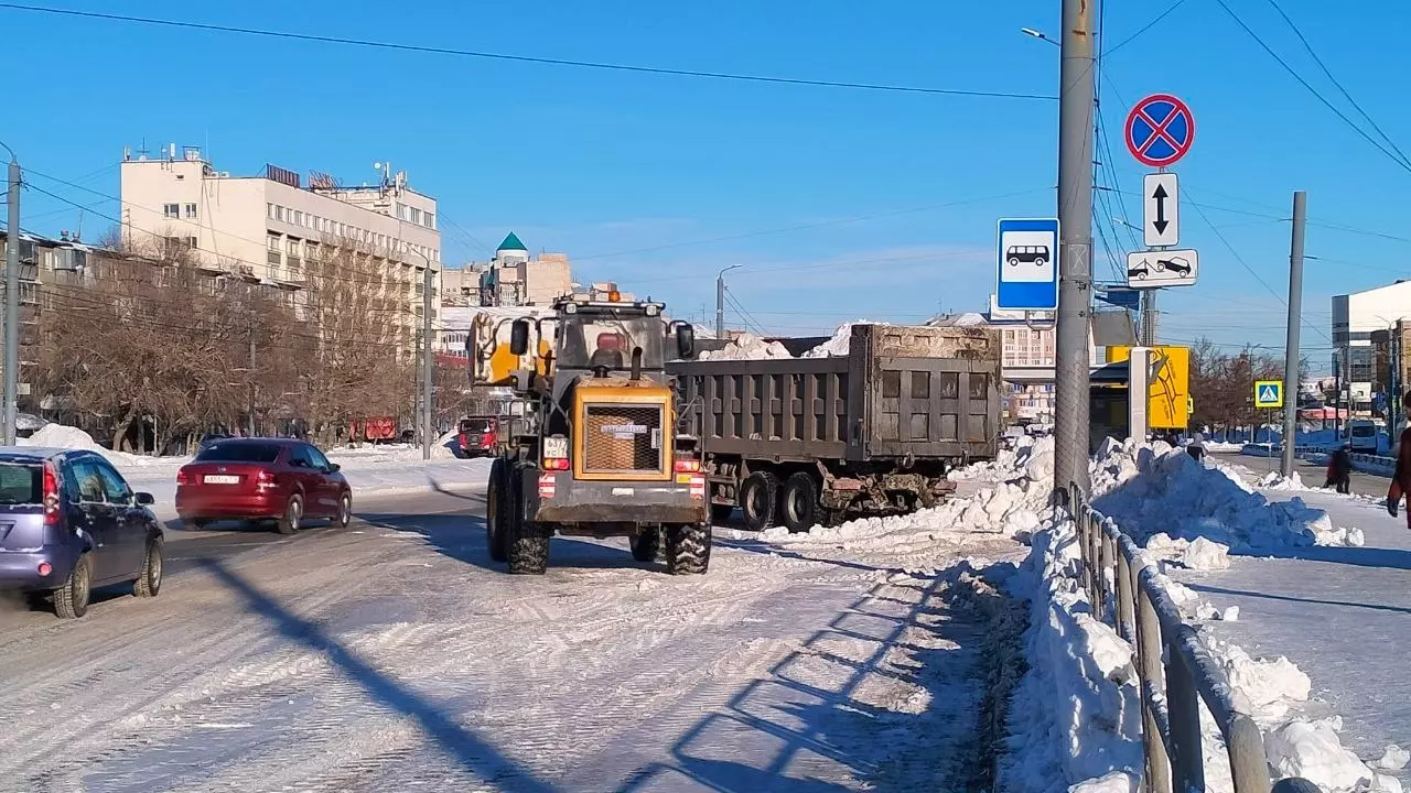 Вывозят снег в районе железнодорожного вокзала в Челябинске