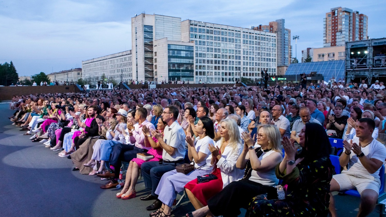 Зрительный зал на концерте Аиды Гарифуллиной под открытым небом был заполнен до отказа