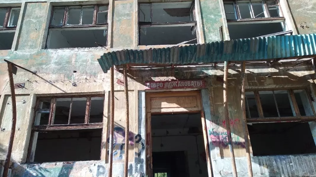 Вход в здание бывшего техникума по улице Большевистской, 11 в Магнитогорске