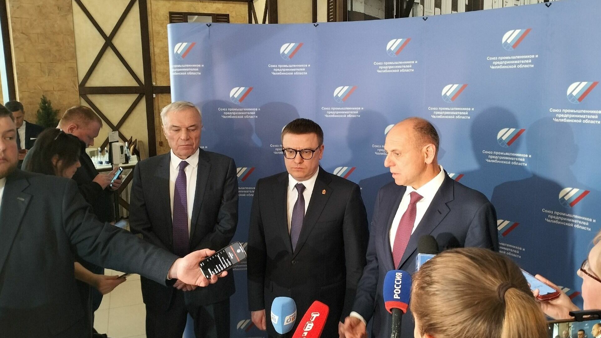 Виктор Рашников, Алексей Текслер и Дмитрий Пумпянский на пресс-конференции