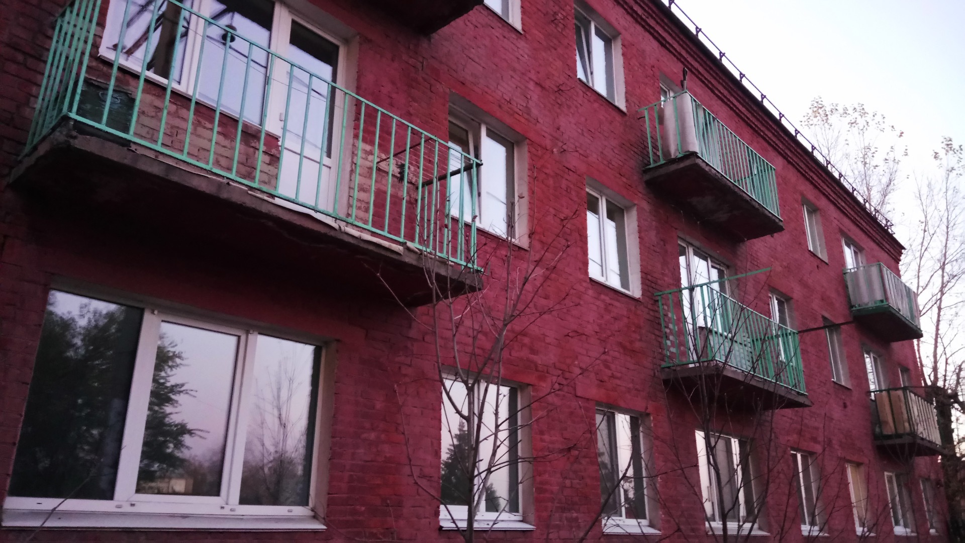 Двухлетняя девочка погибла в результате падения с балкона в Челябинской области