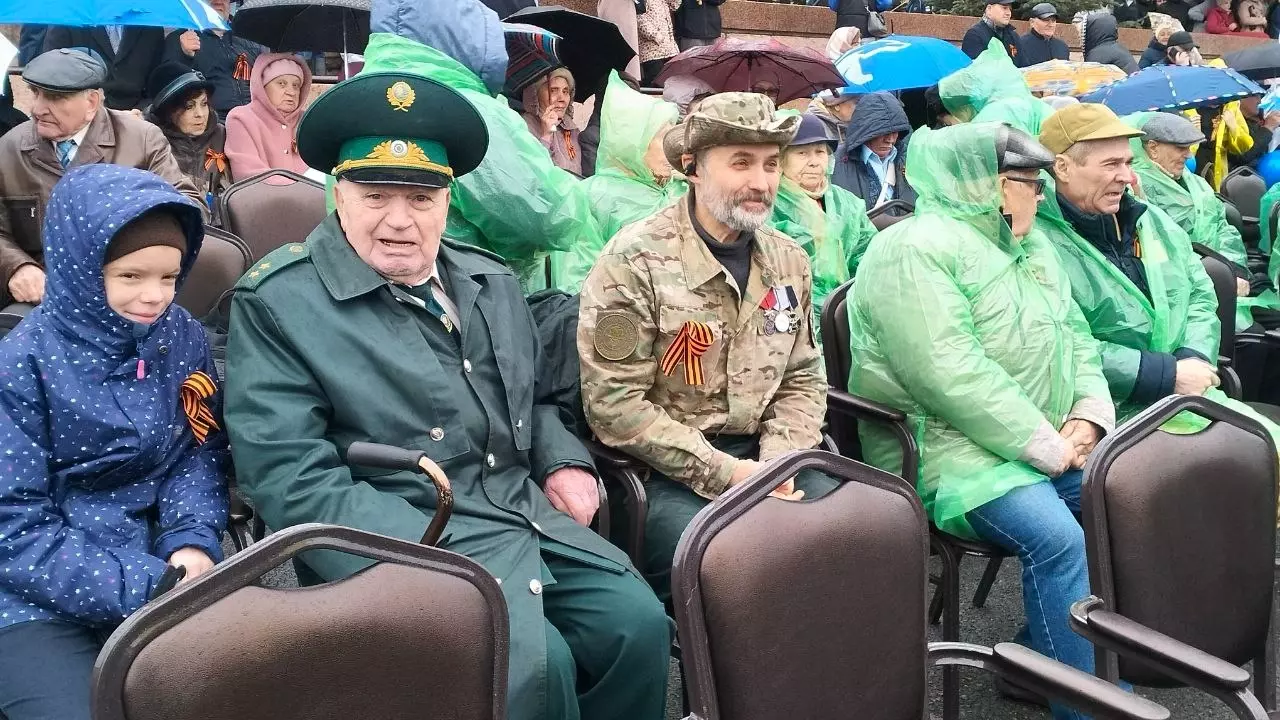 Зрители парада в Челябинске смотрятся по-разному