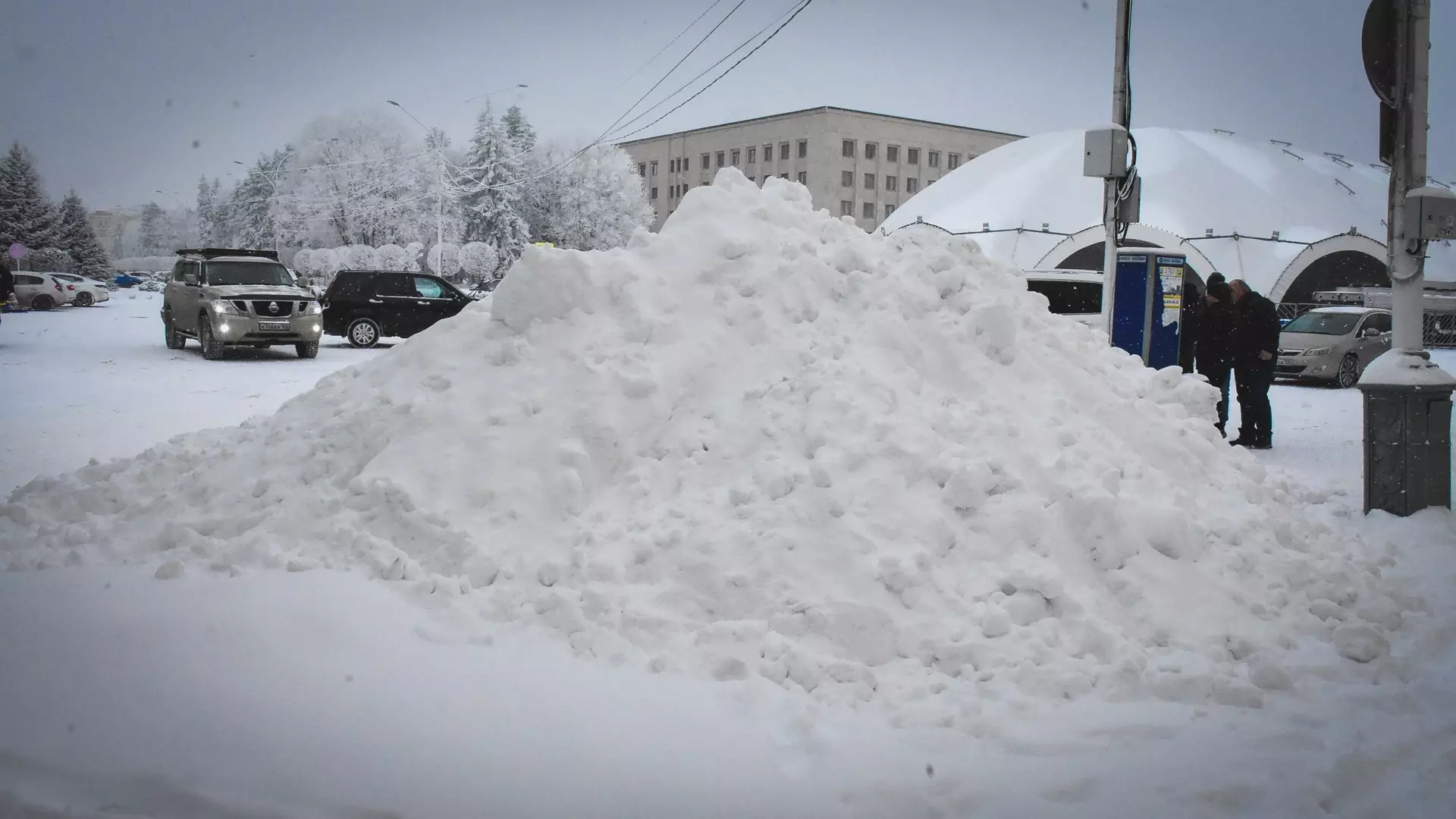 Жители Челябинска самостоятельно чистят двор от снега