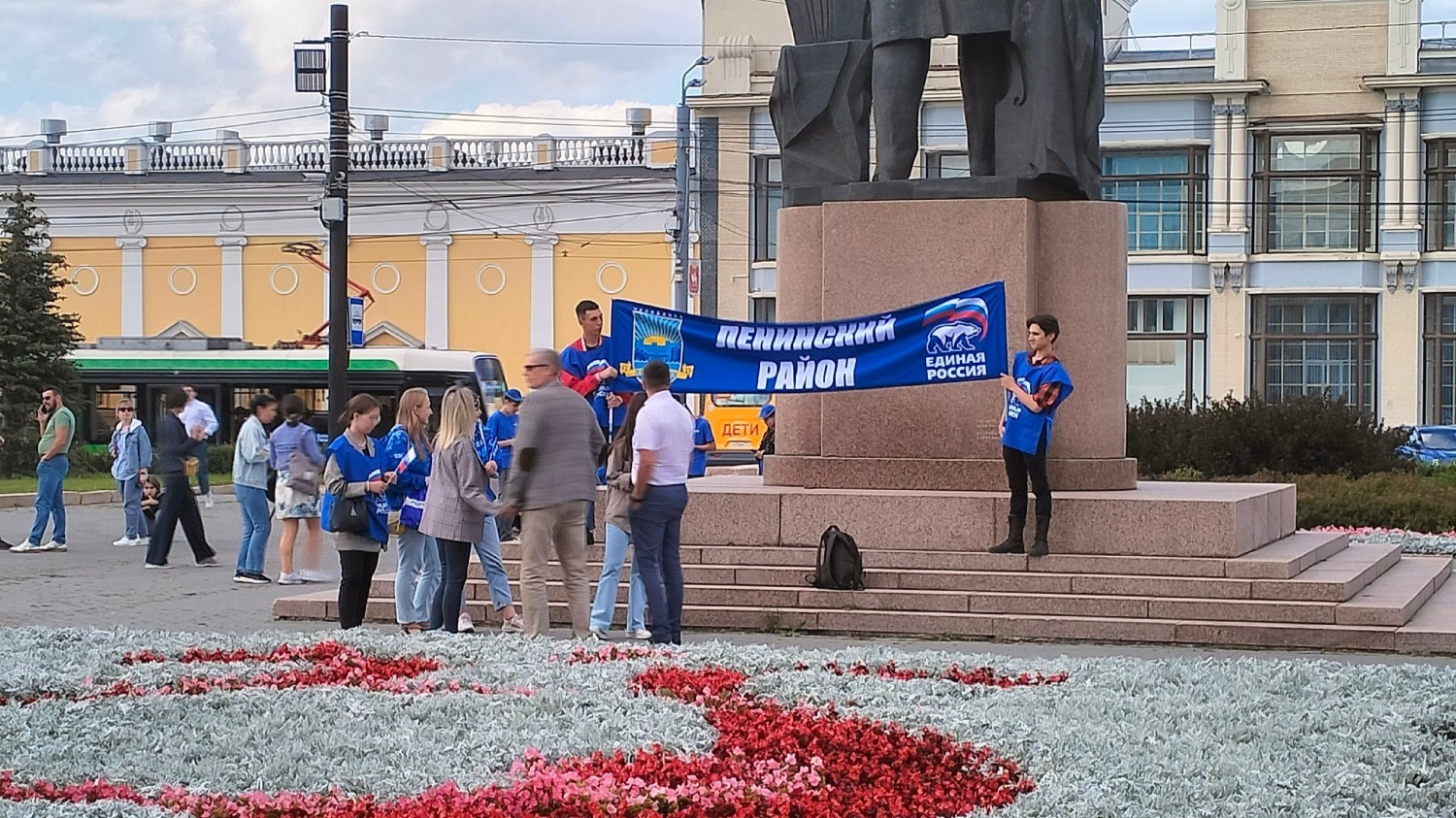 Участники праздника на площади Искусств у памятника Глинке