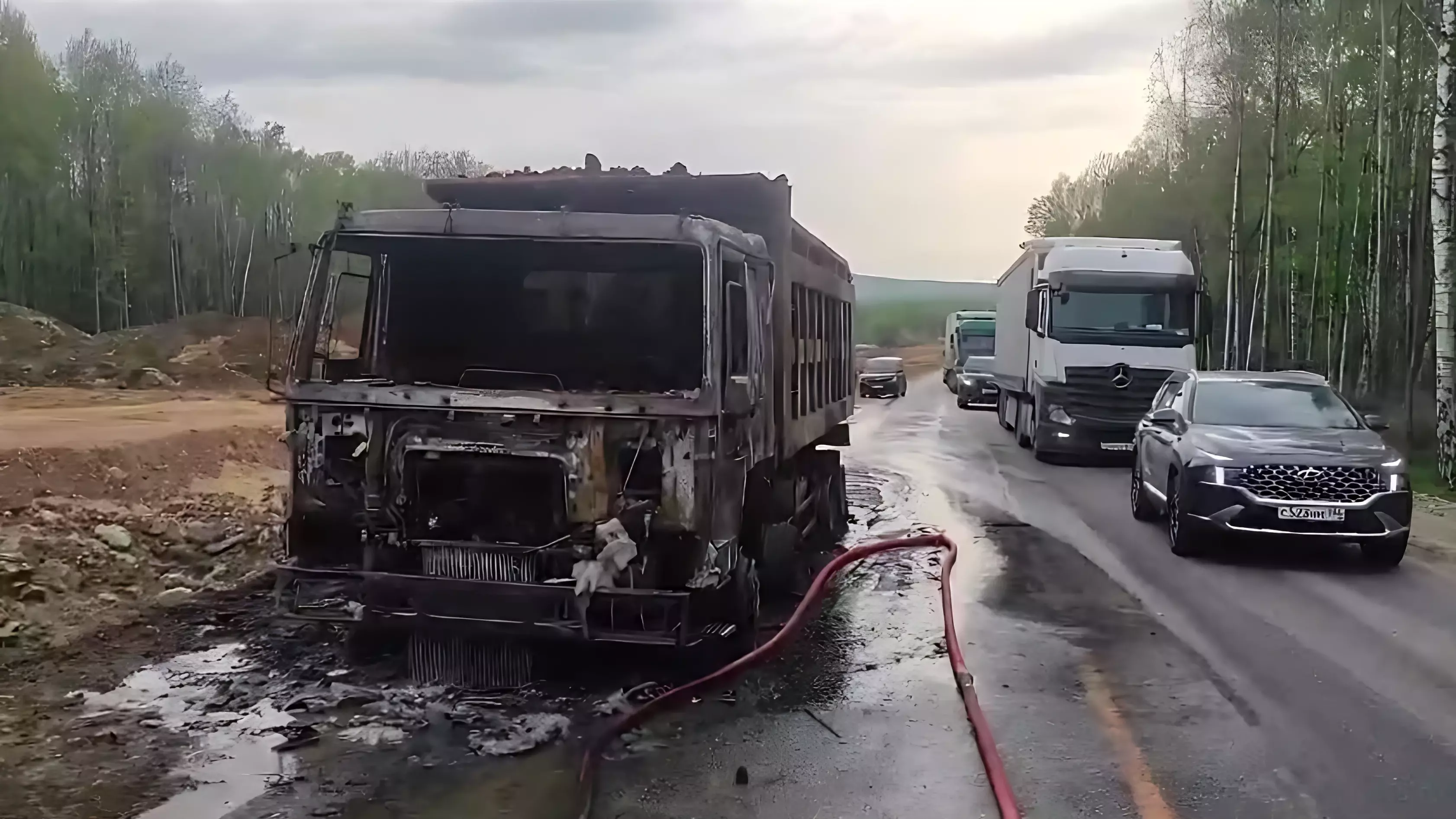 Фура сгорела на трассе Москва-Челябинск