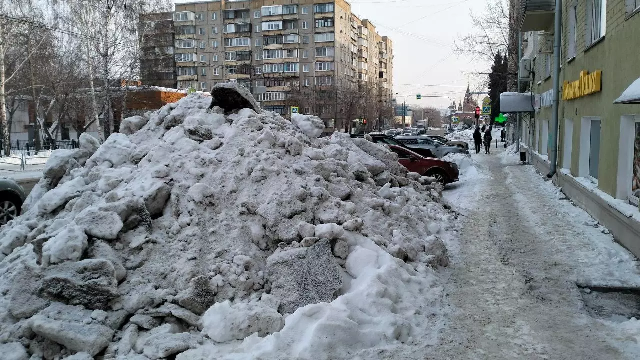 Неубранные кучи снега остались на улице Коммуны в центре Челябинска
