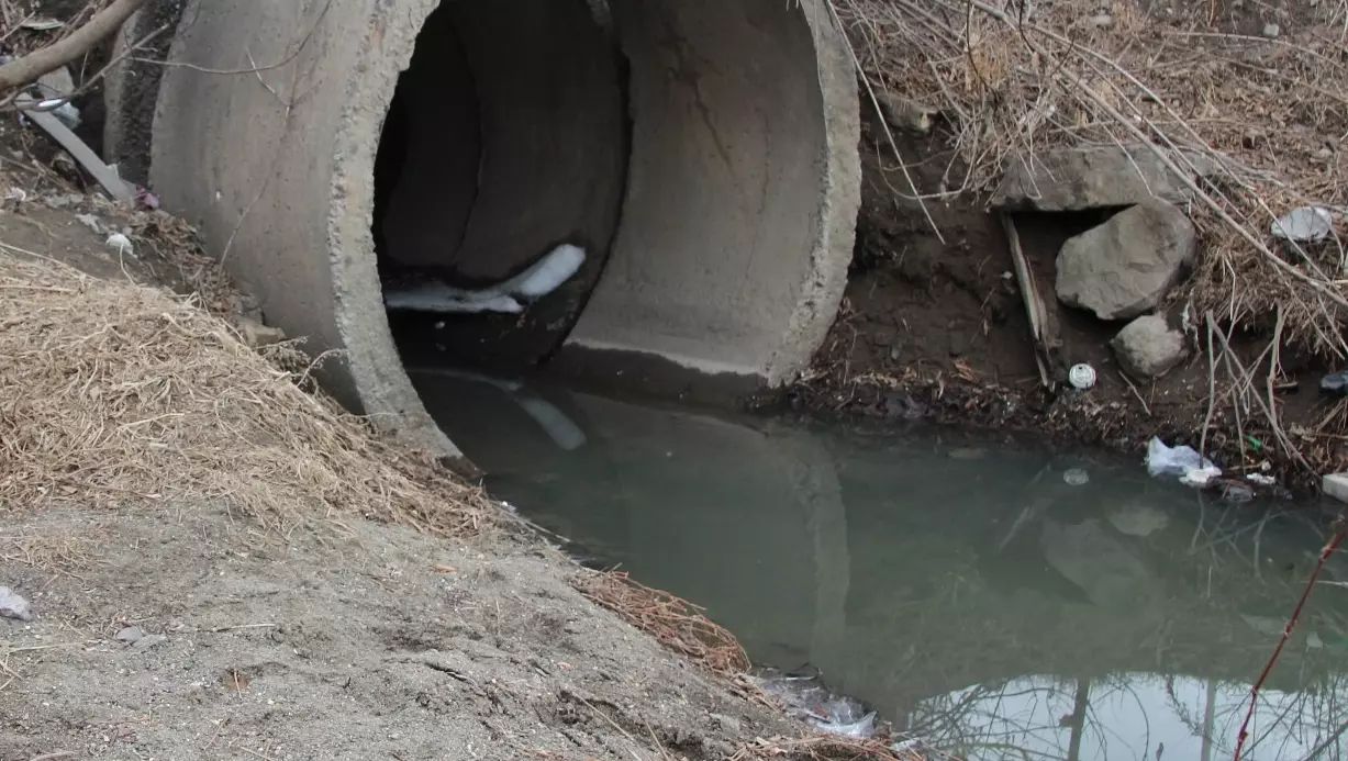 Зловонные водоемы из-за протечки канализации образовались в Челябинской области