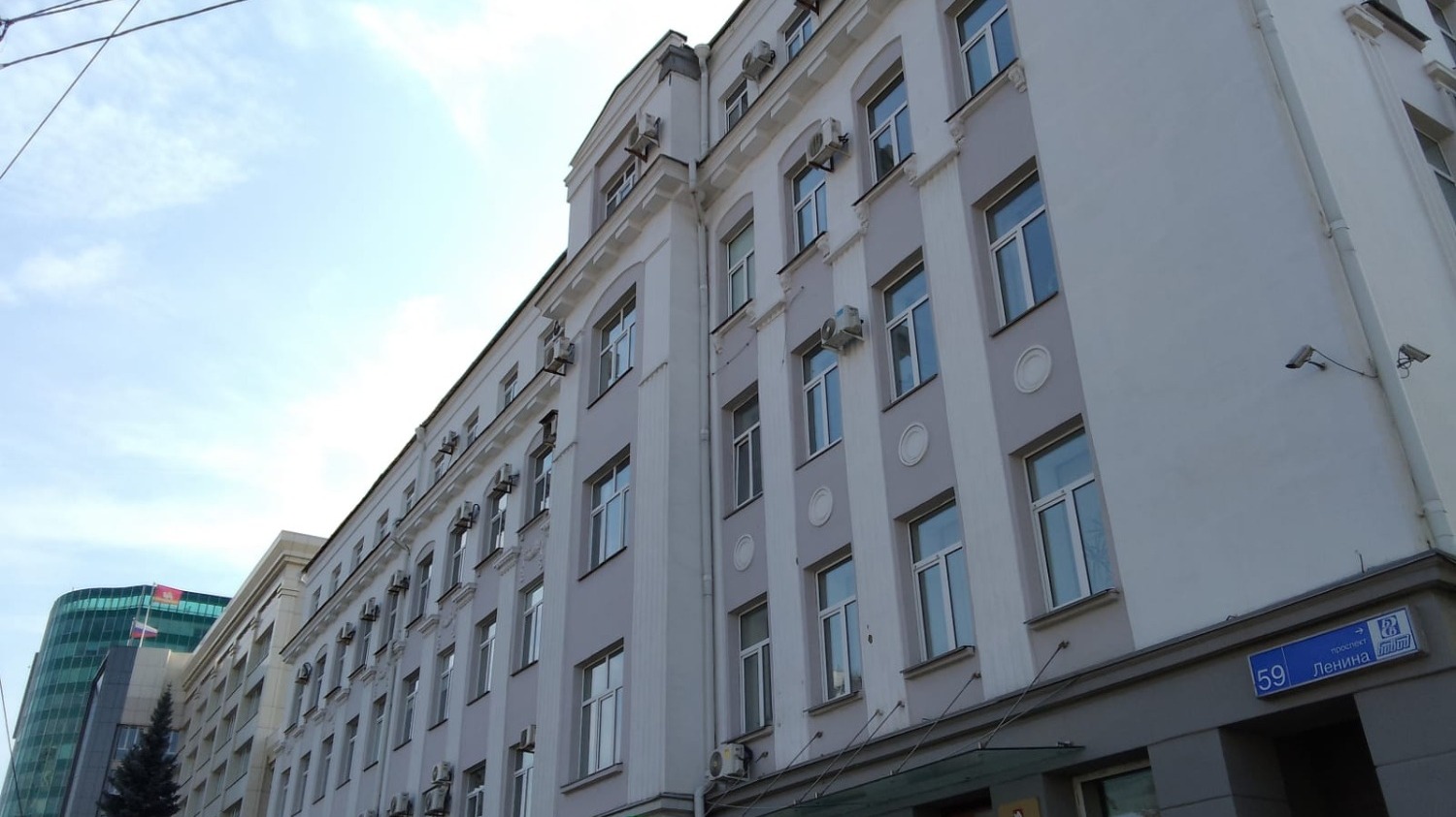В этом здании на проспекте Ленина, 59 в начале 90-х работал председатель областного комитета по управлению имуществом Владимир Головлев