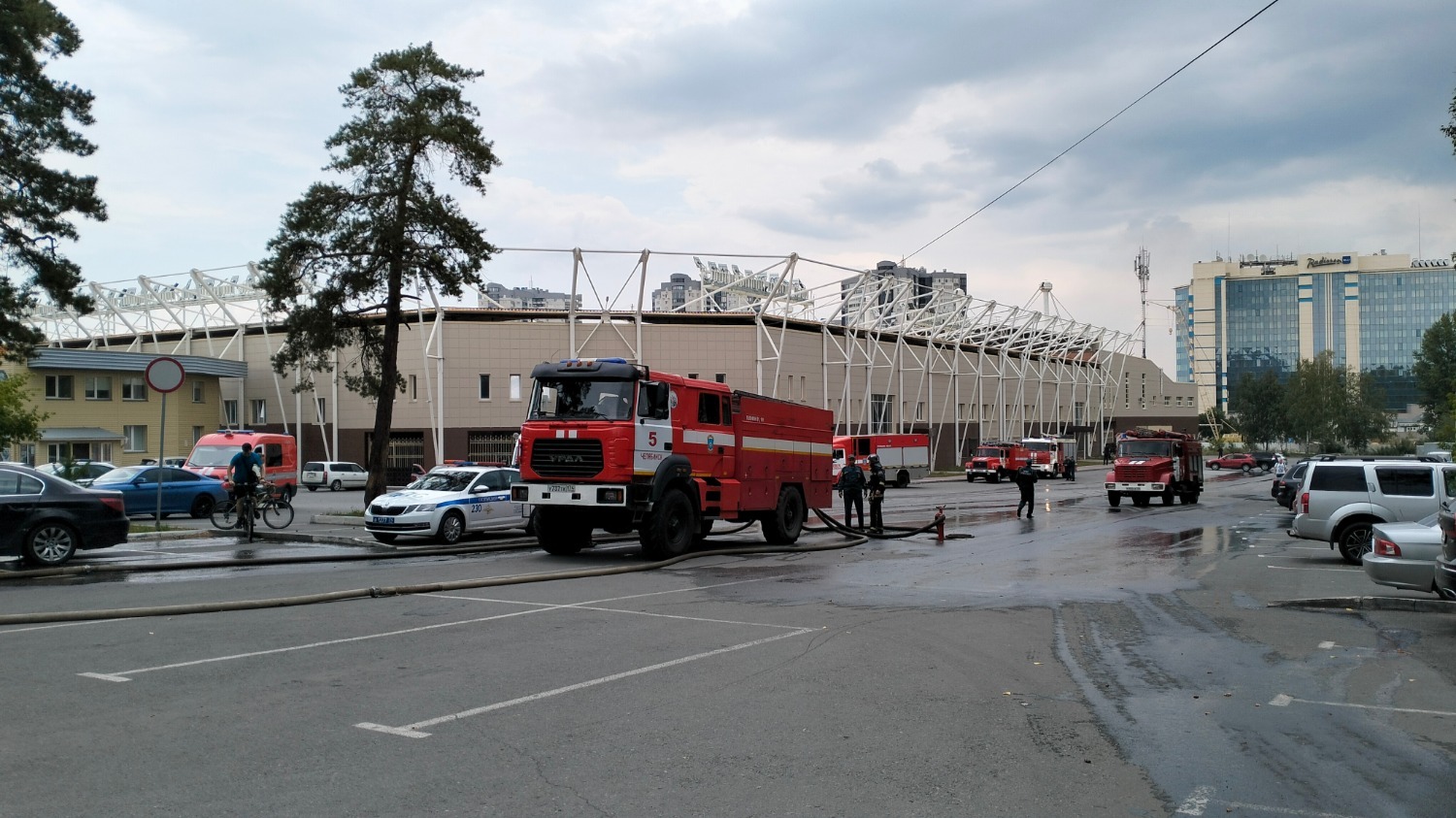 Много пожарных машин стянули к месту пожара на границе соснового бора Челябинска