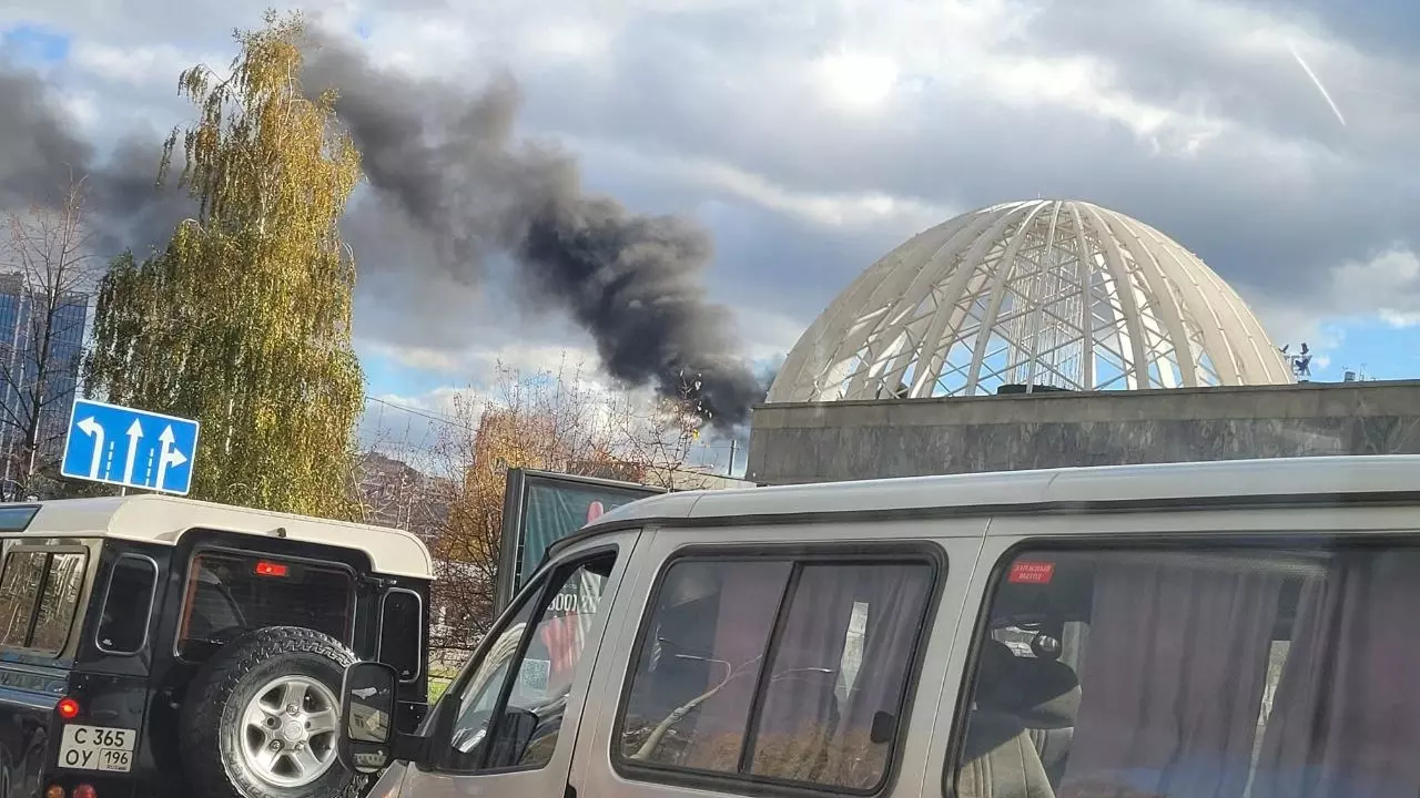 Столб черного дыма в центре Екатеринбурга