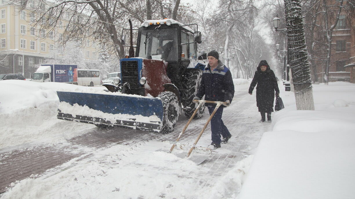 Снегоуборочные машины мешали спать жителям Челябинска