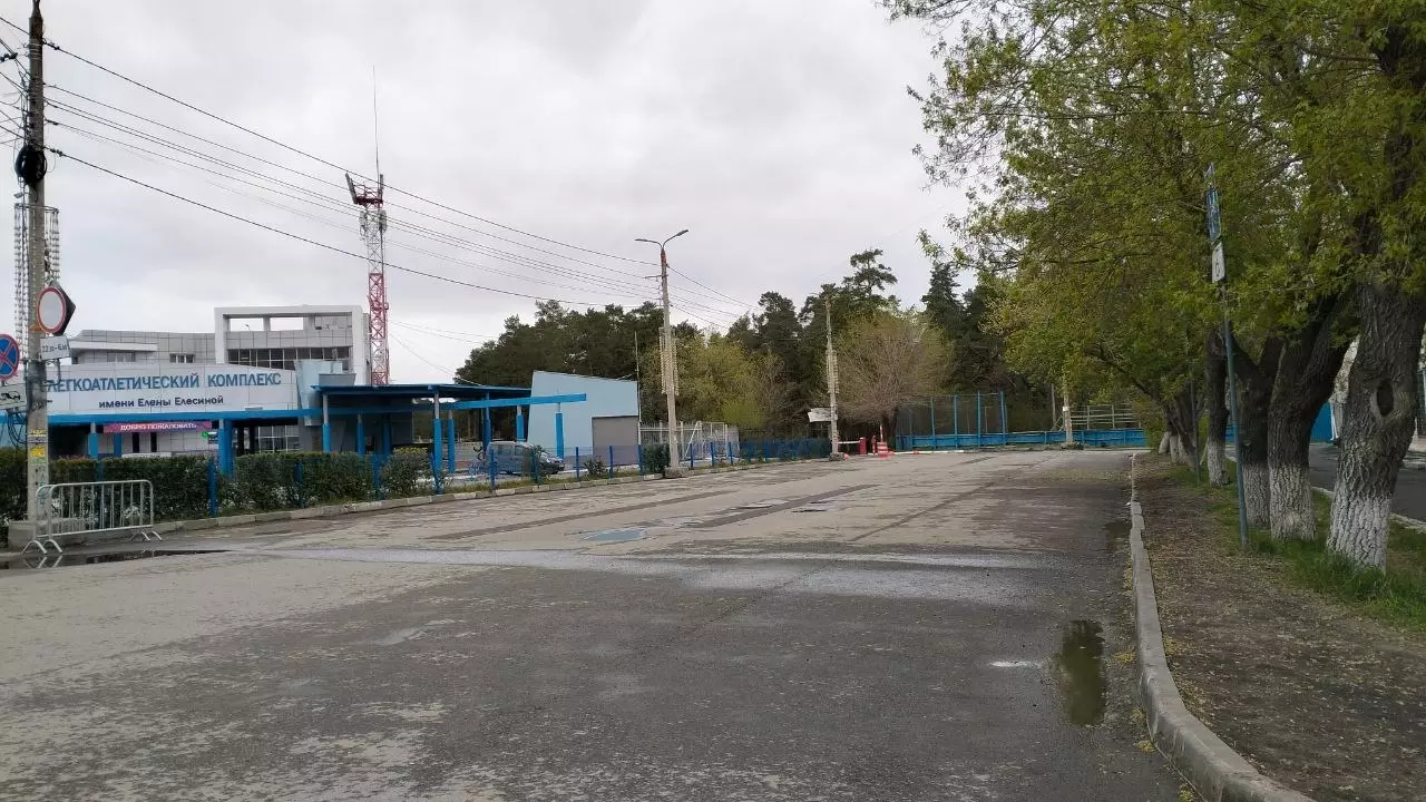 1 мая пустая парковка возле стадиона имени Елесиной в Челябинске