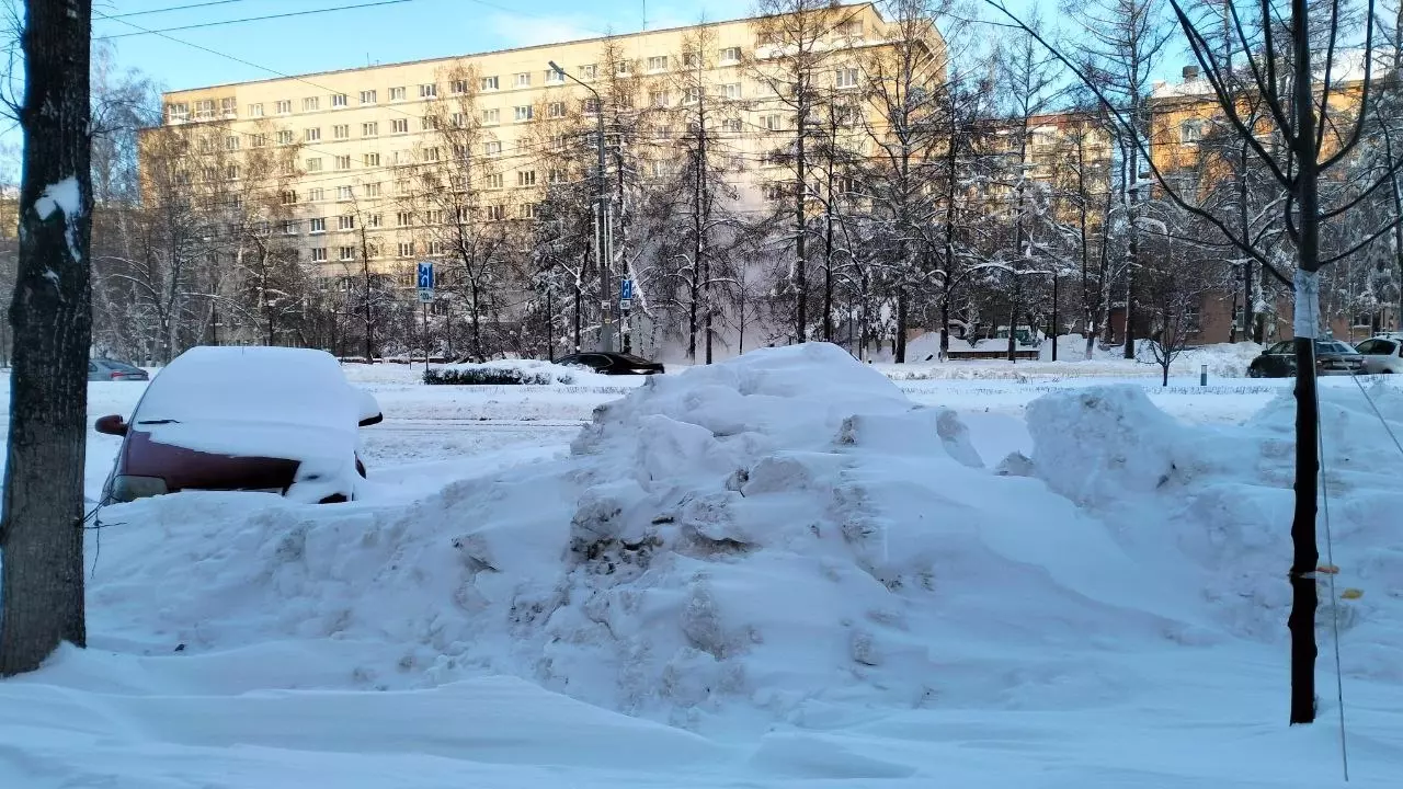 Сугробы снега в начале января скопились даже на проспекте Ленина в Челябинске