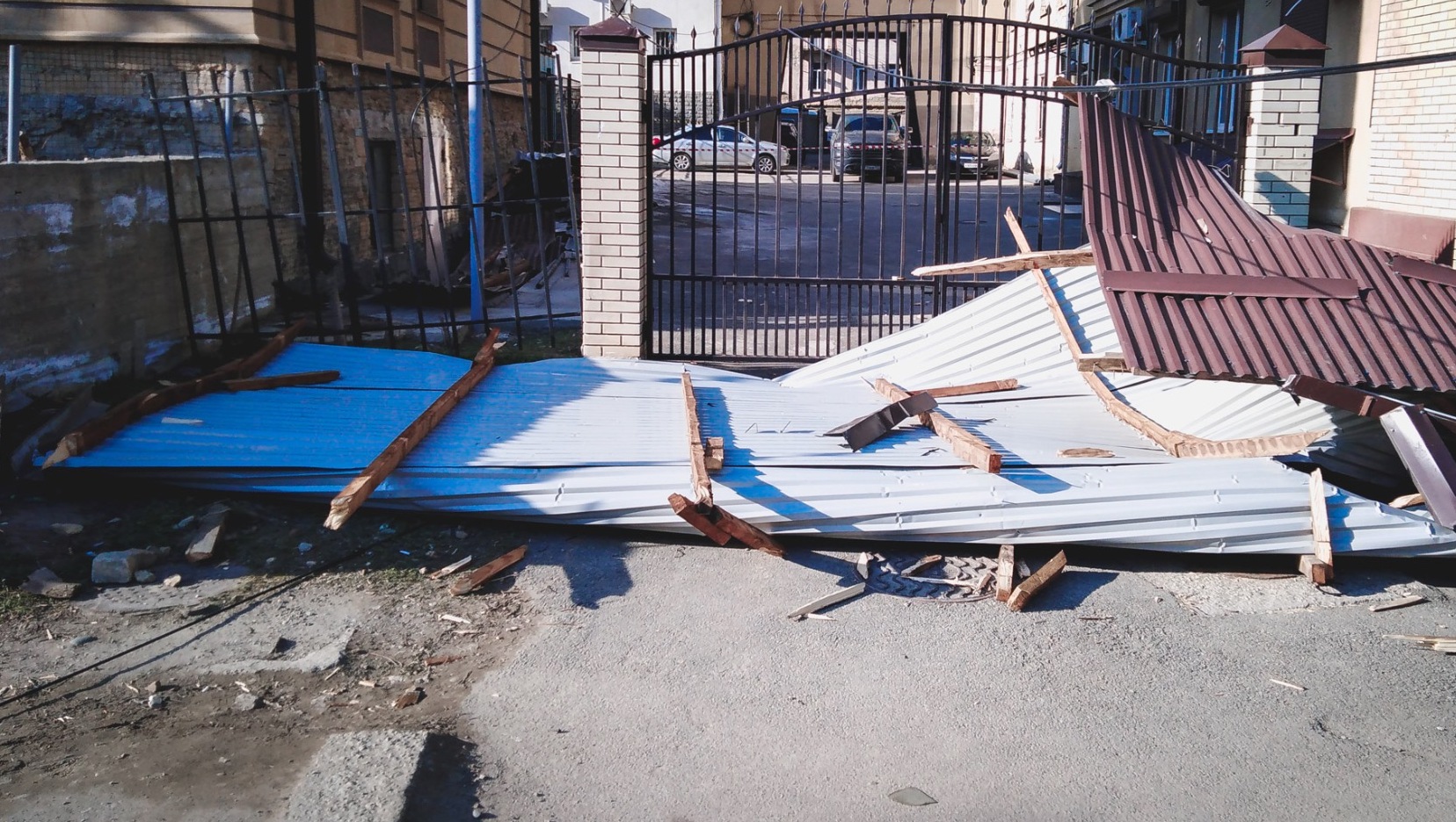 Ураган сорвал крышу челябинского дома культуры
