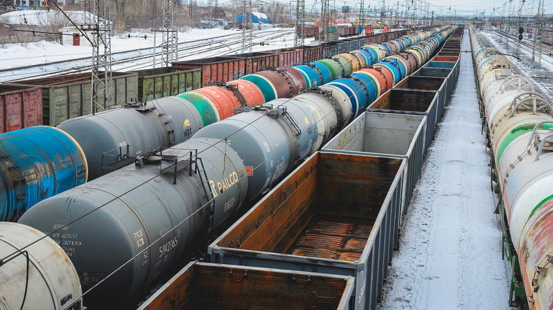 Гнилые шпалы: вагоны сошли с рельс в Челябинске