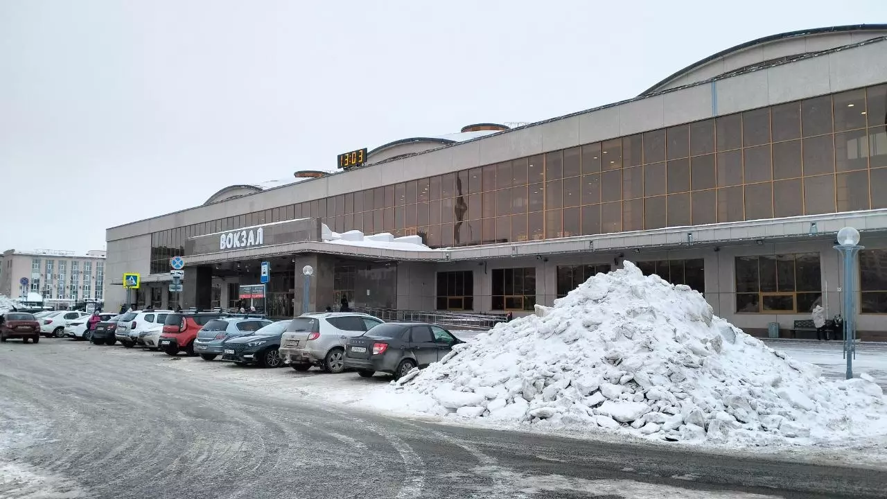 Куча снега вблизи входа в здание в железнодорожного вокзала в Челябинске