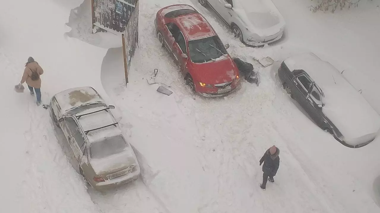 Таксисты Челябинска жалуются на нечищеные дороги и тротуары