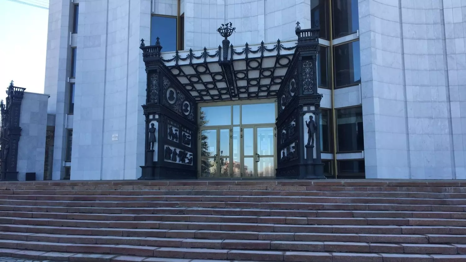 Главный вход в Челябинский академический театр драмы имени Наума Орлова