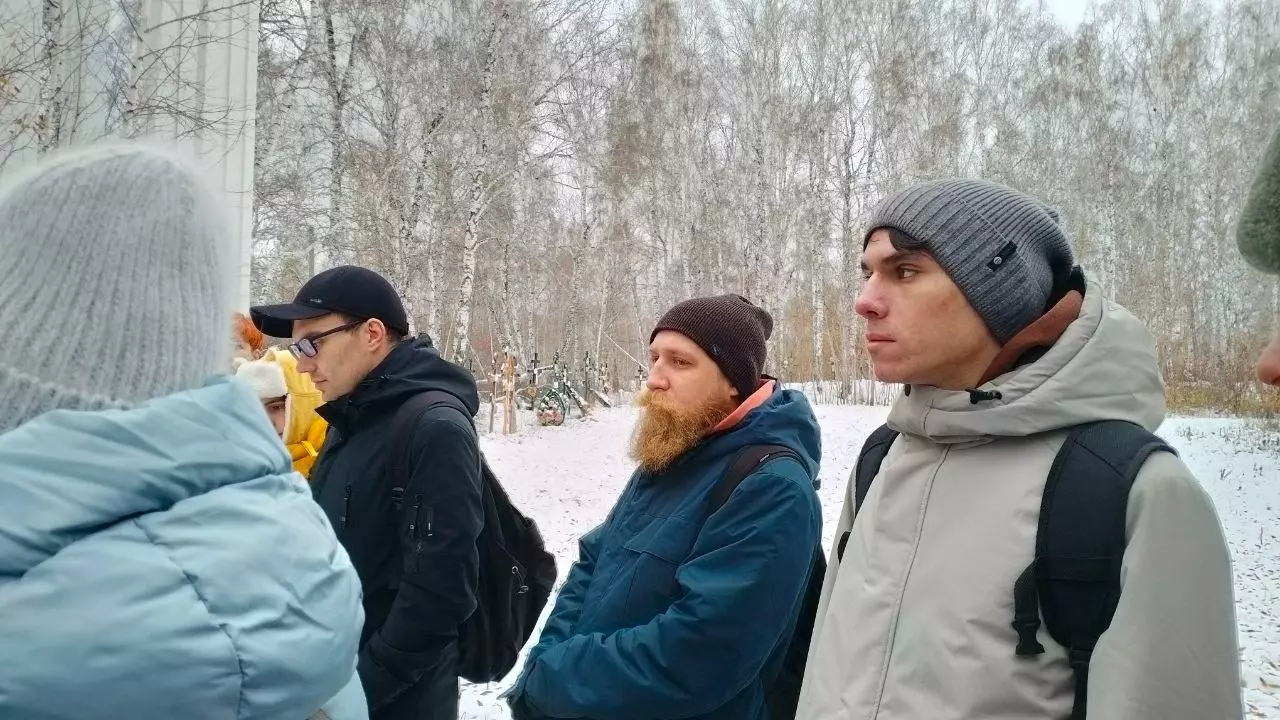 Участники экскурсии внимательно слушали слова краеведа Юрия Латышева об истории Золотой горы