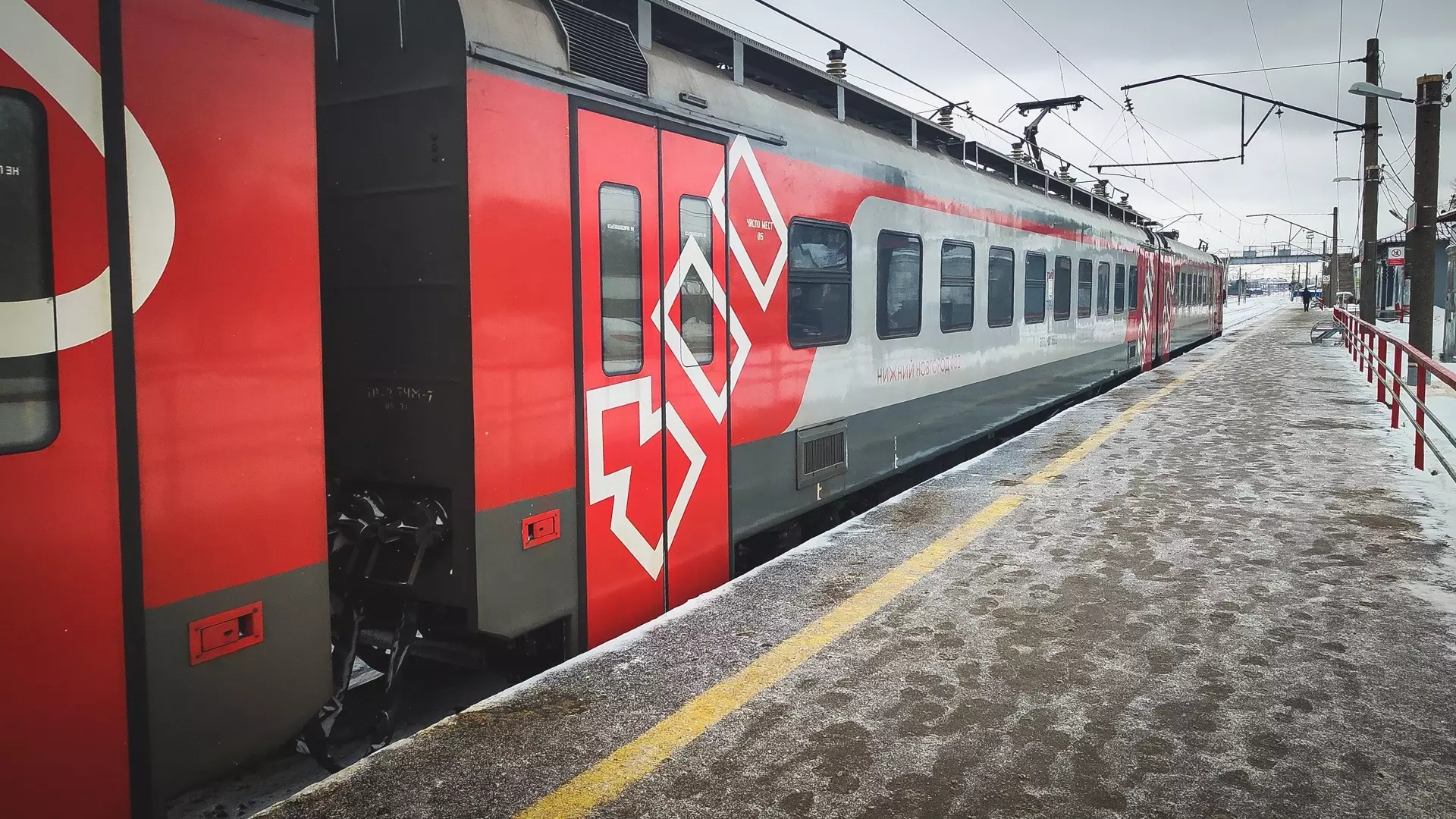 Лед на дорогах и вставший в лесу поезд — события в женский день на Южном Урале