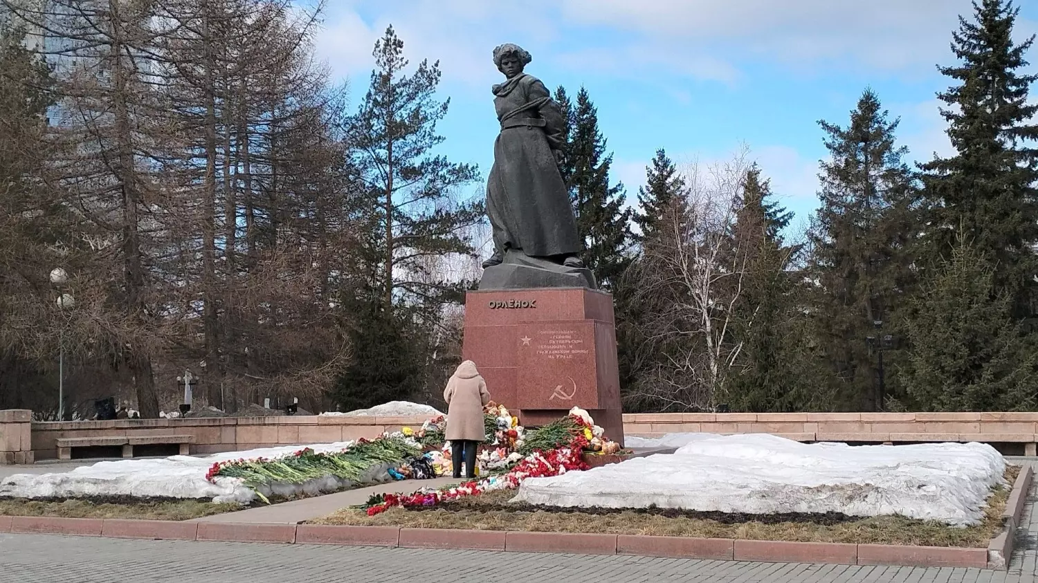 Челябинцы несут цветы к памятнику «Орленок» на Алом поле