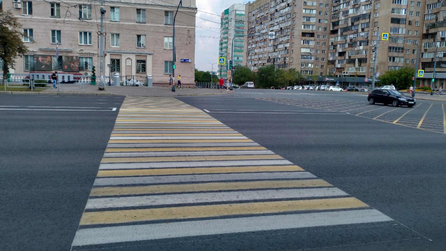 Пешеходный переход по улице Российской в Челябинске вблизи вафельной разметки