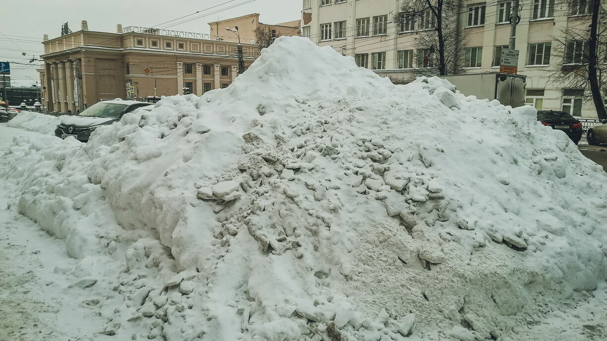 В крупном районе Челябинска около жилых домов сваливают грязный снег