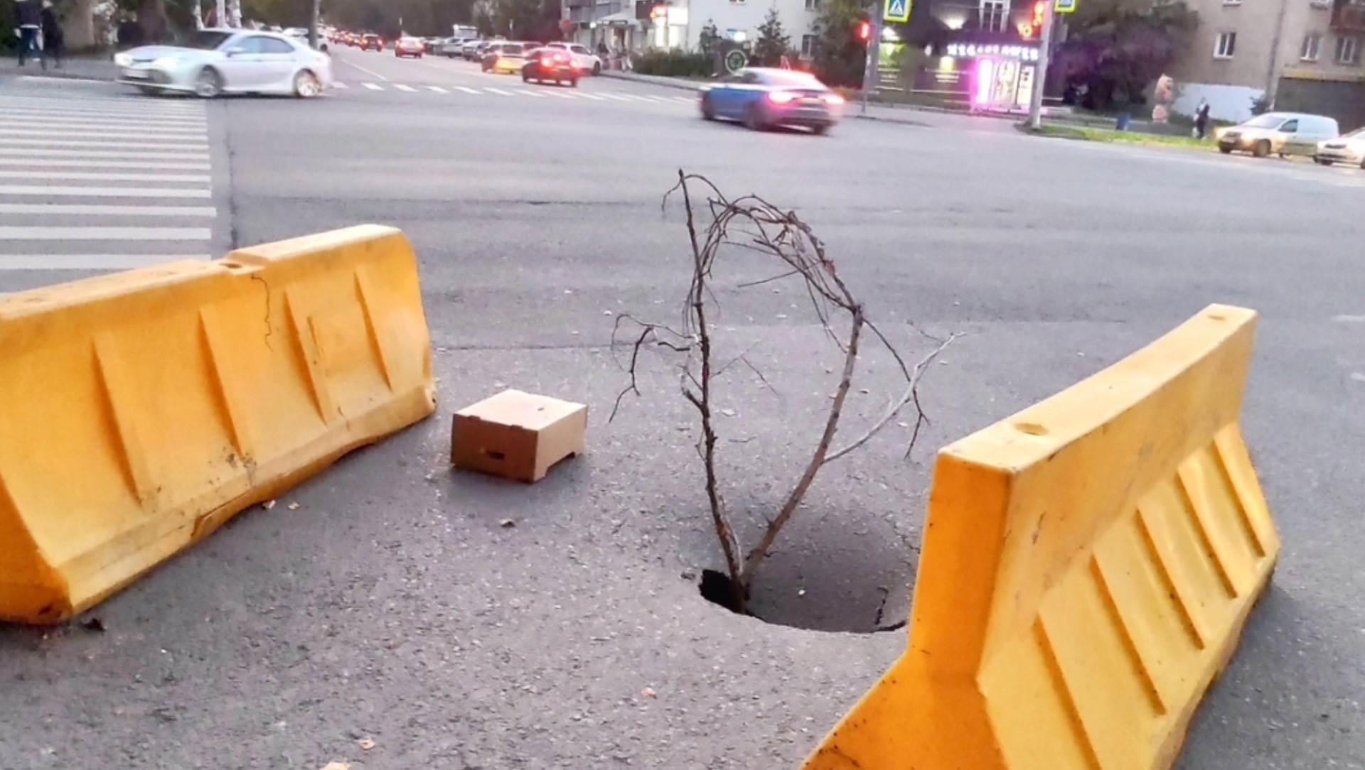 Асфальт обрушился прямо на перекрестке в центре Челябинска