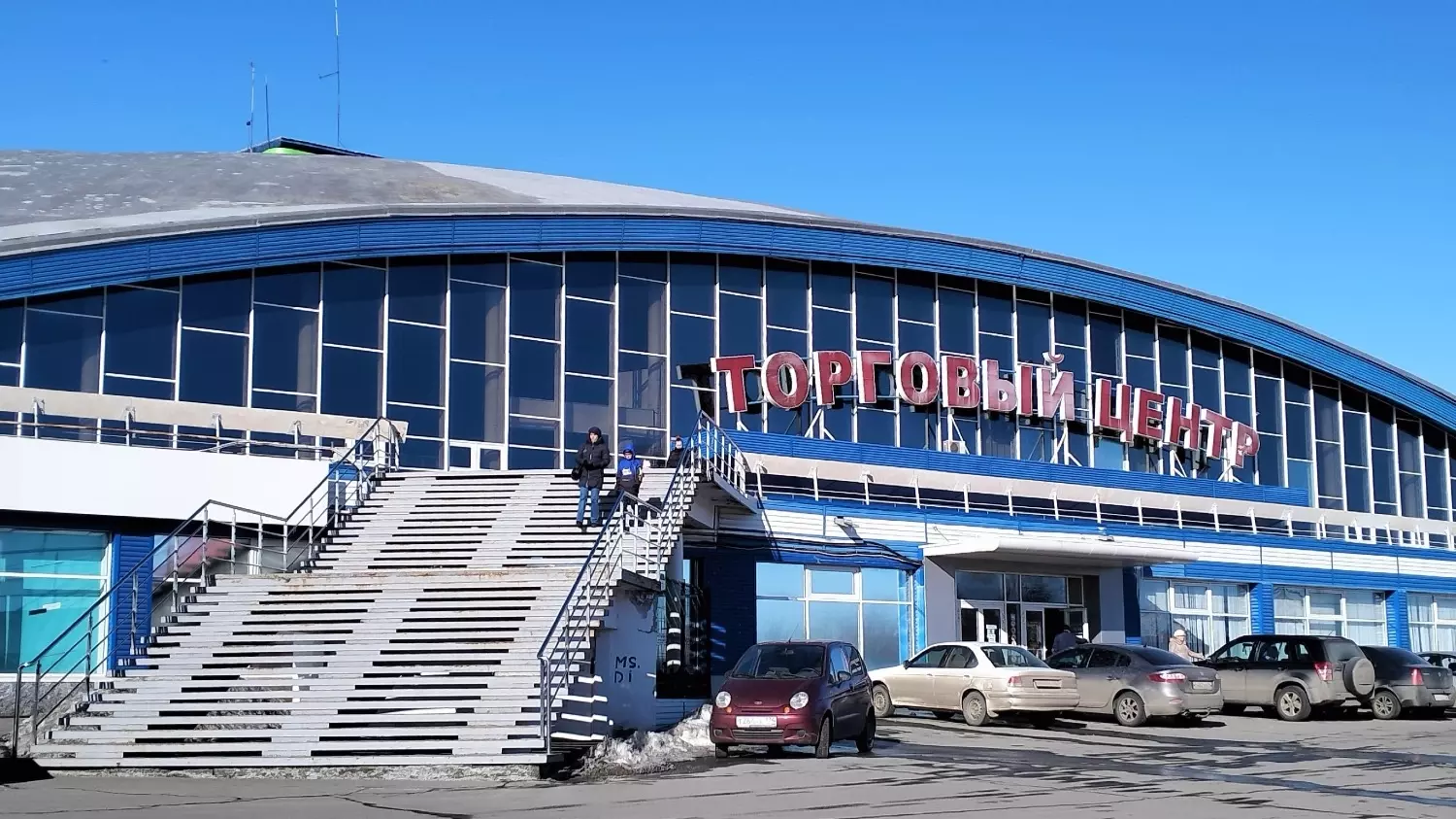 Торговый центр на берегу реки Миасс в центре Челябинска