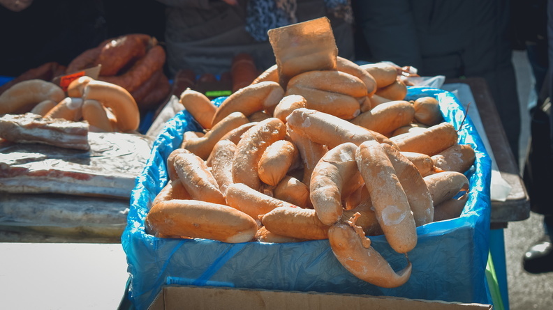 Выдавали свиные сосиски за говяжьи на мясокомбинате в Челябинской области