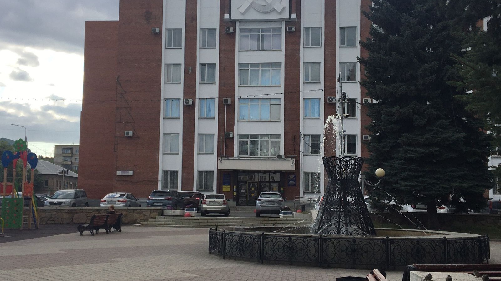 Администрация Калининского района, где традиционно собирался районный совет депутатов