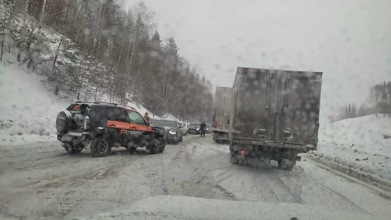 Пробка на трассе М-5 возникла 13 февраля между Симом и Кропачево