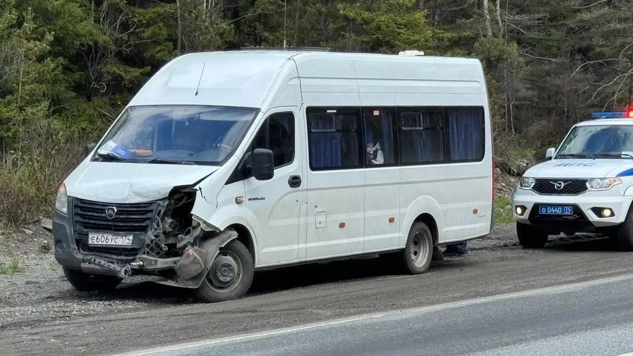 Микроавтобус с пассажирами столкнулся с легковым авто на Южном Урале