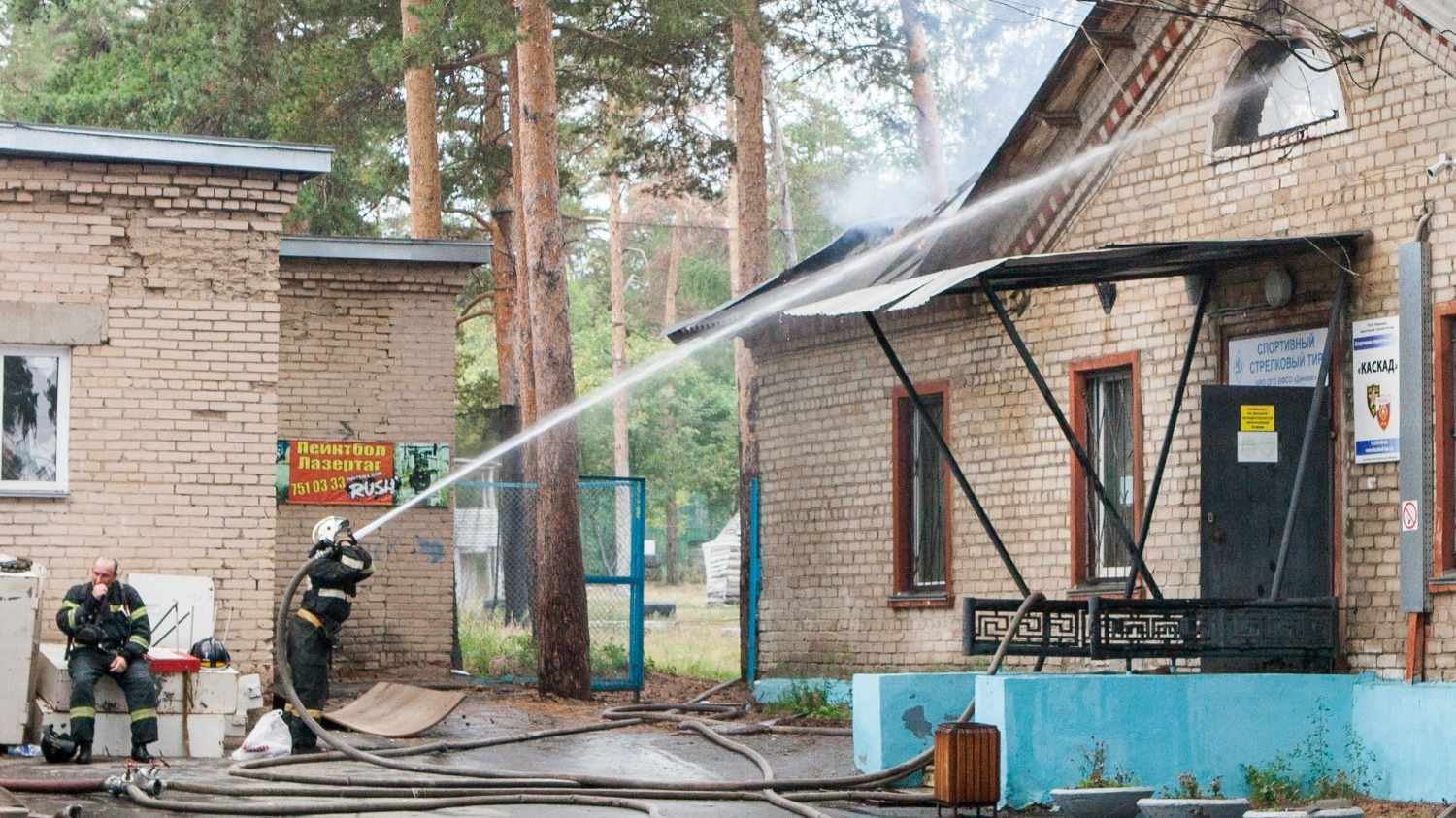 Пожарные работают на тушении огня 4 августа в здании на границе соснового бора Челябинска