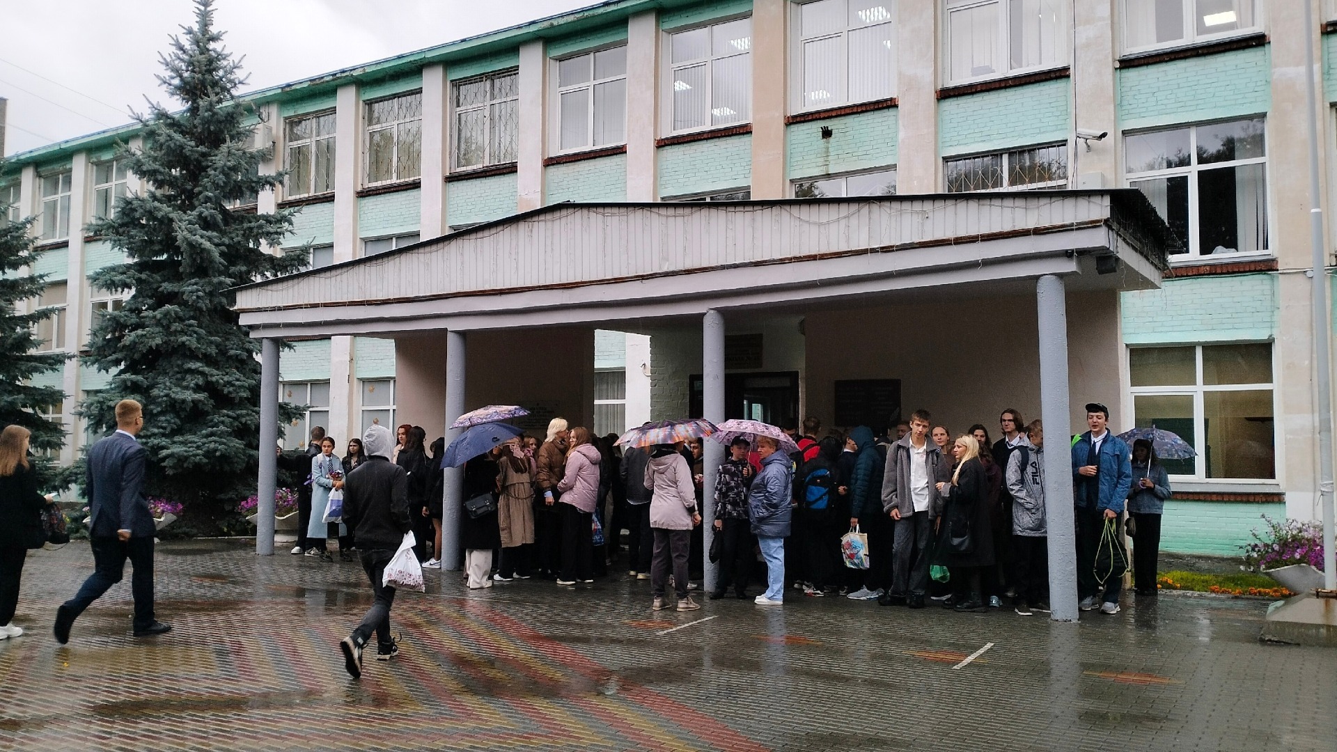 1 сентября ученики шли в школу под дождем