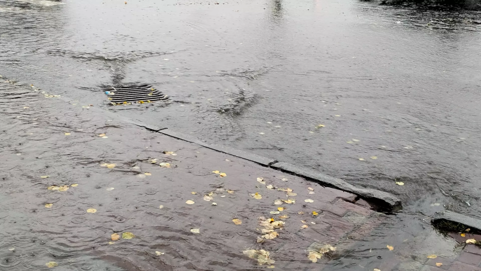 Из-за паводка оказалась затоплена дорога в Челябинской области